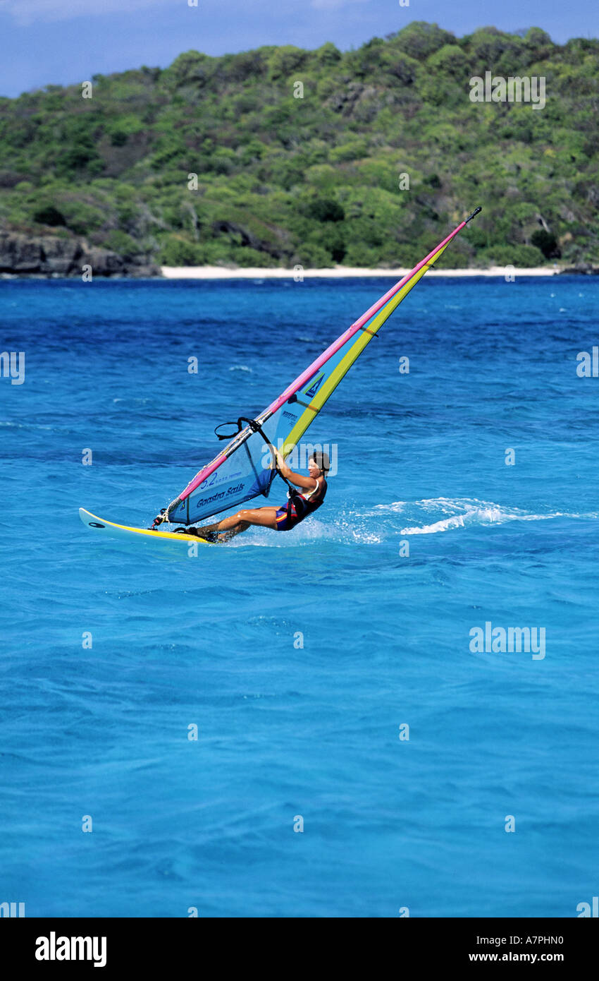 Saint Vincent et les Grenadines, Tobago Cays archipel, une planche à voile  Photo Stock - Alamy