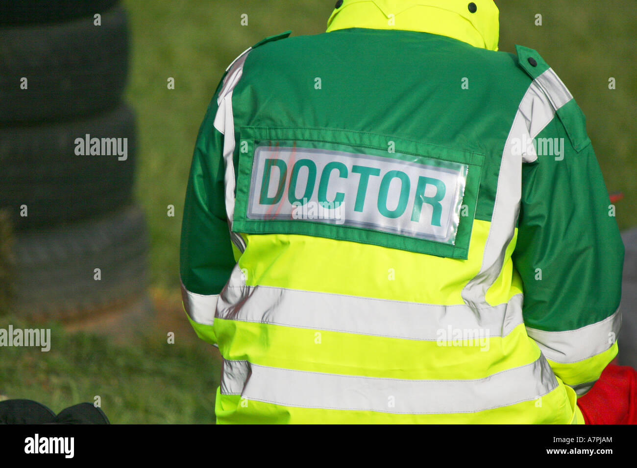 Veste jaune et vert vif avec word médecin sont portés à une course de vtt réunion. Banque D'Images