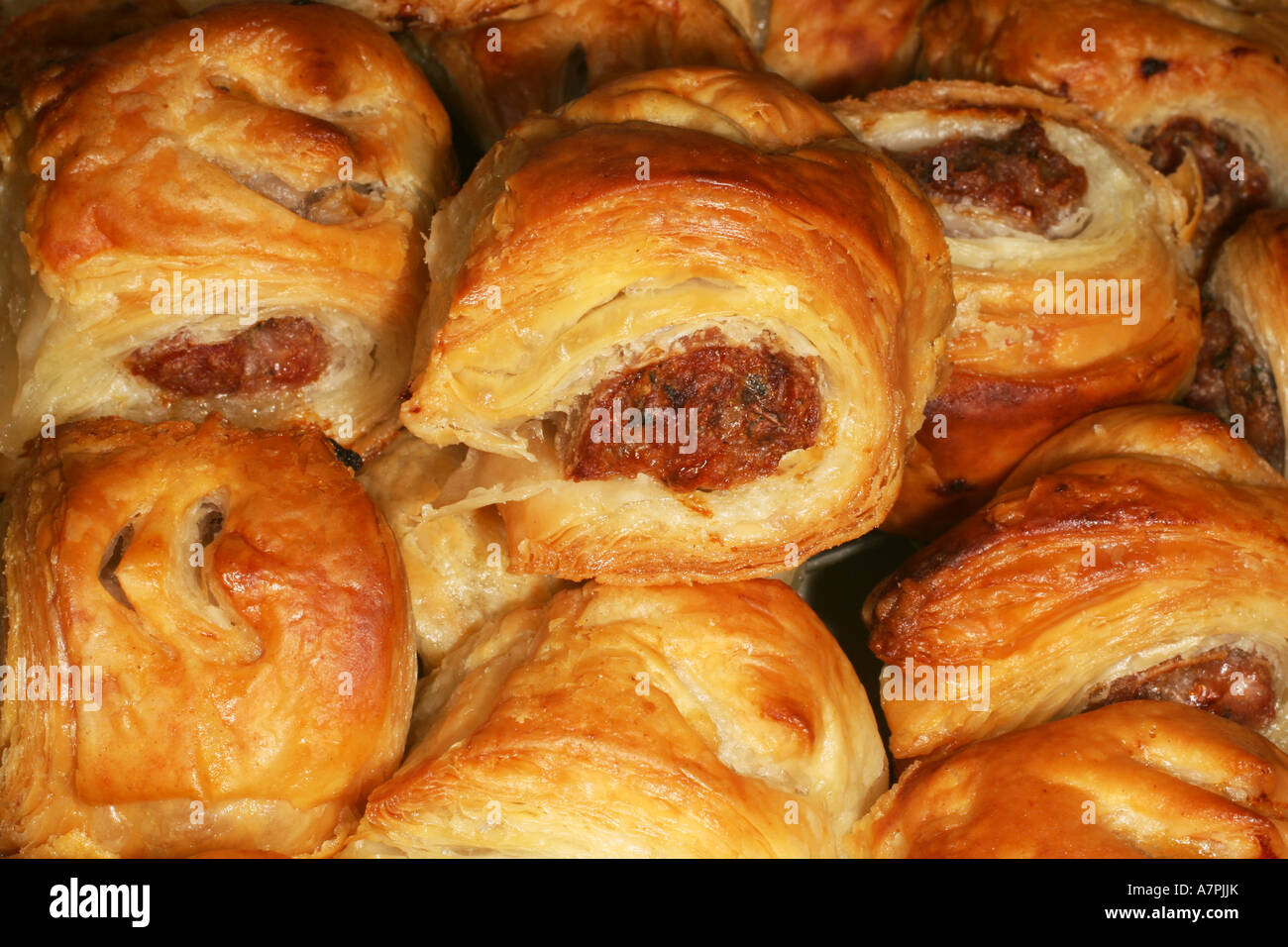 Petits pains à saucisse cuite empilés sur un bac de refroidissement Banque D'Images