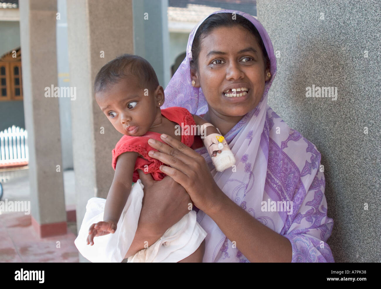 Victime du tsunami mère affolée Niya Hirun Miyra avec bébé son mari a sauvé 3 voisins, mais il est noyé dans les flots Banque D'Images