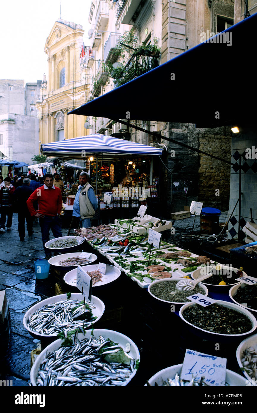 L'Italie, Campanie, Naples, un marché dans la rue Banque D'Images