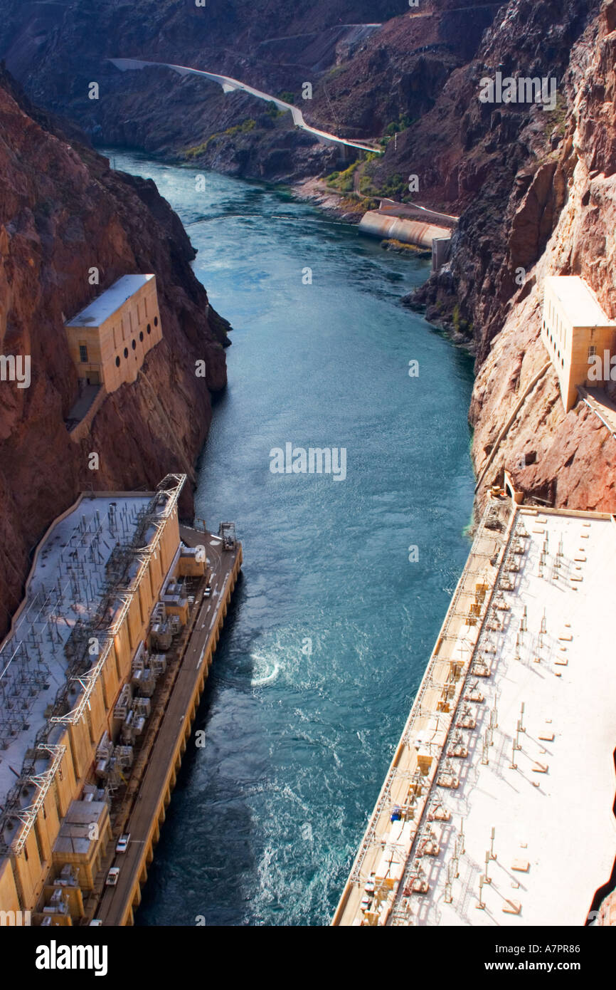 La Rivière Colorado au-dessous du barrage Hoover, près de Las Vegas qui comble le Black Canyon entre l'Arizona et du Nevada. Banque D'Images