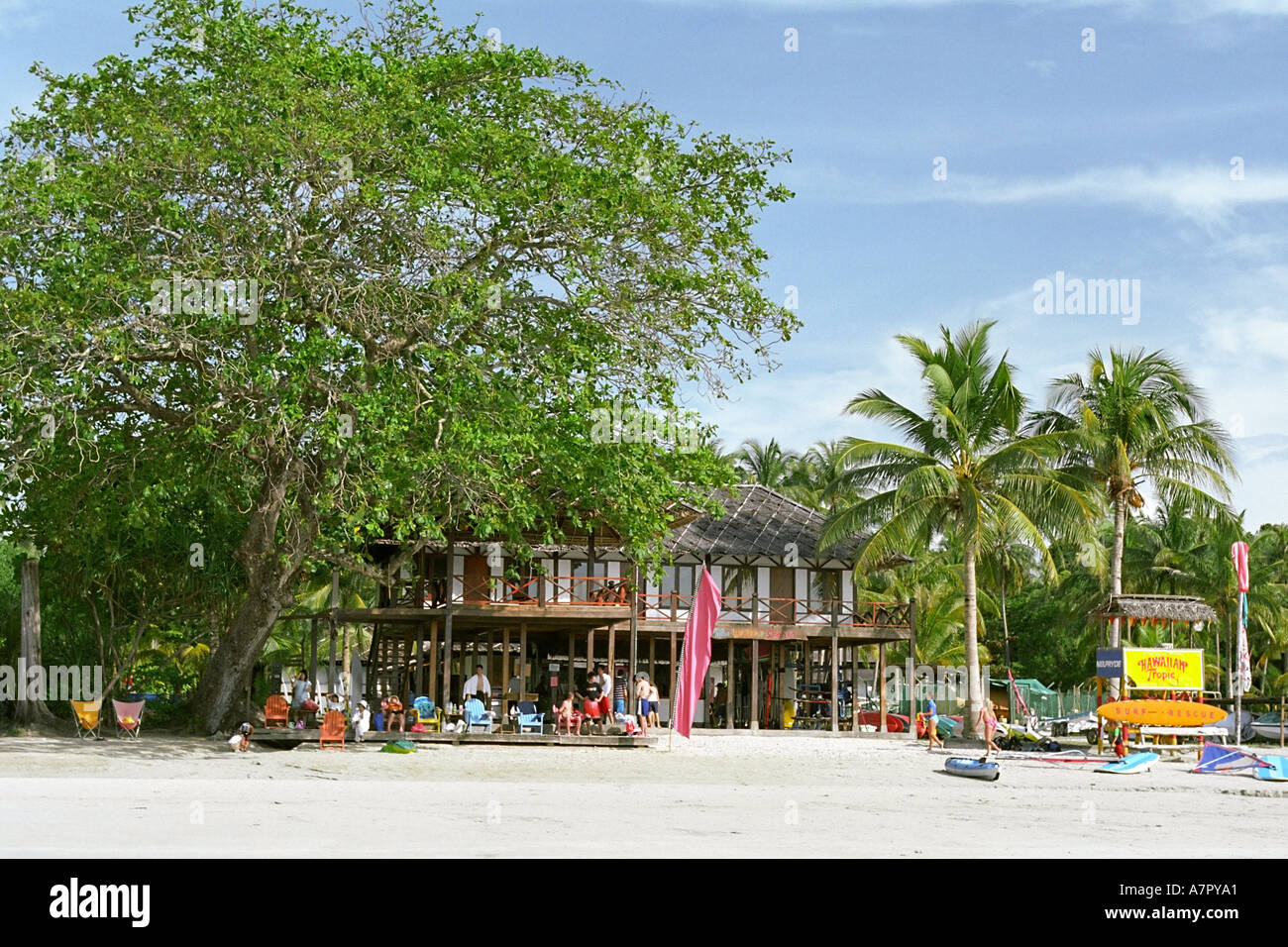 Vue extérieure du Mana Mana Beach Club sur l'île de Bintan, Indonésie. Banque D'Images