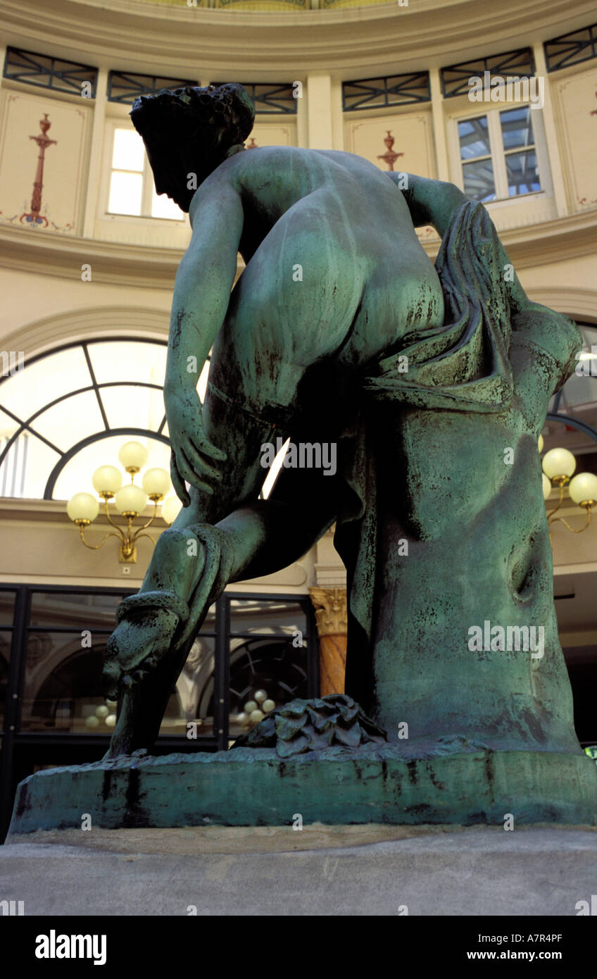 France, Paris, statue au centre de la rotonde de la galerie Colbert (1826) Banque D'Images