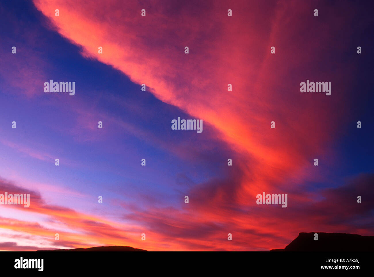 Les nuages et le ciel au crépuscule dans le parc national du Karoo, Western Cape Afrique du Sud Banque D'Images