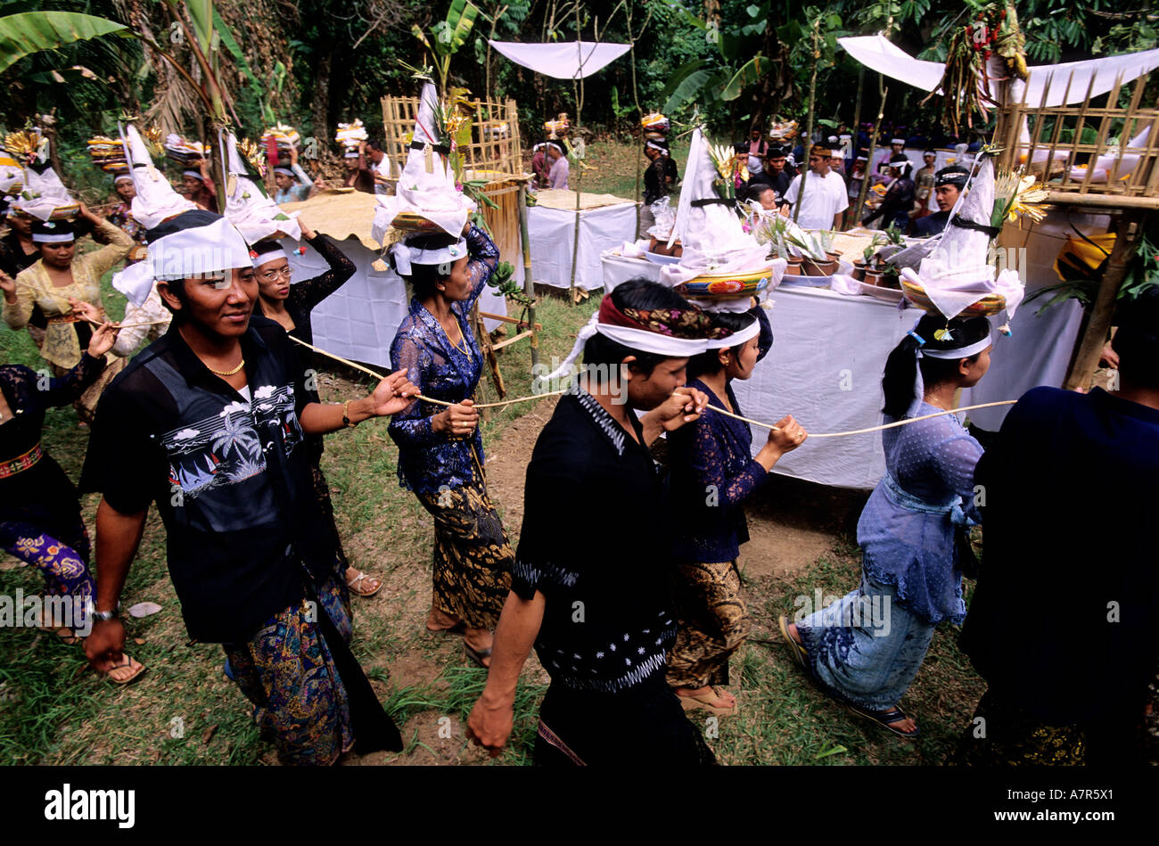L'île de Bali, Indonésie, région de Tirtagangga, procession de funérailles Banque D'Images