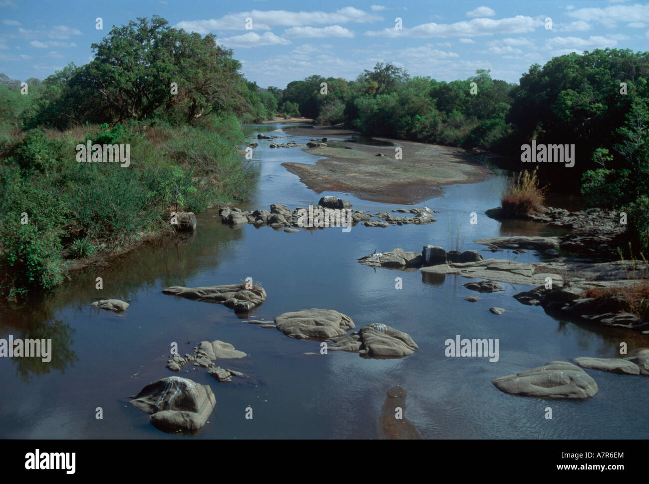 La rivière Sabie, à faible débit montrant toutes les roches exposées comme son débit diminue à un filet pendant la saison sèche Banque D'Images