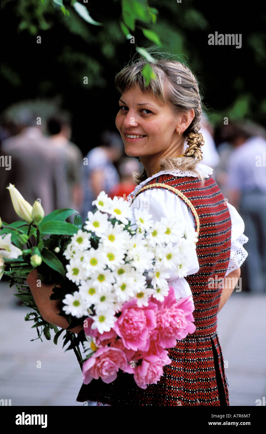 La Lituanie (pays baltes), Kaunas, jeune femme portant un costume traditionnel durant une cérémonie religieuse Banque D'Images