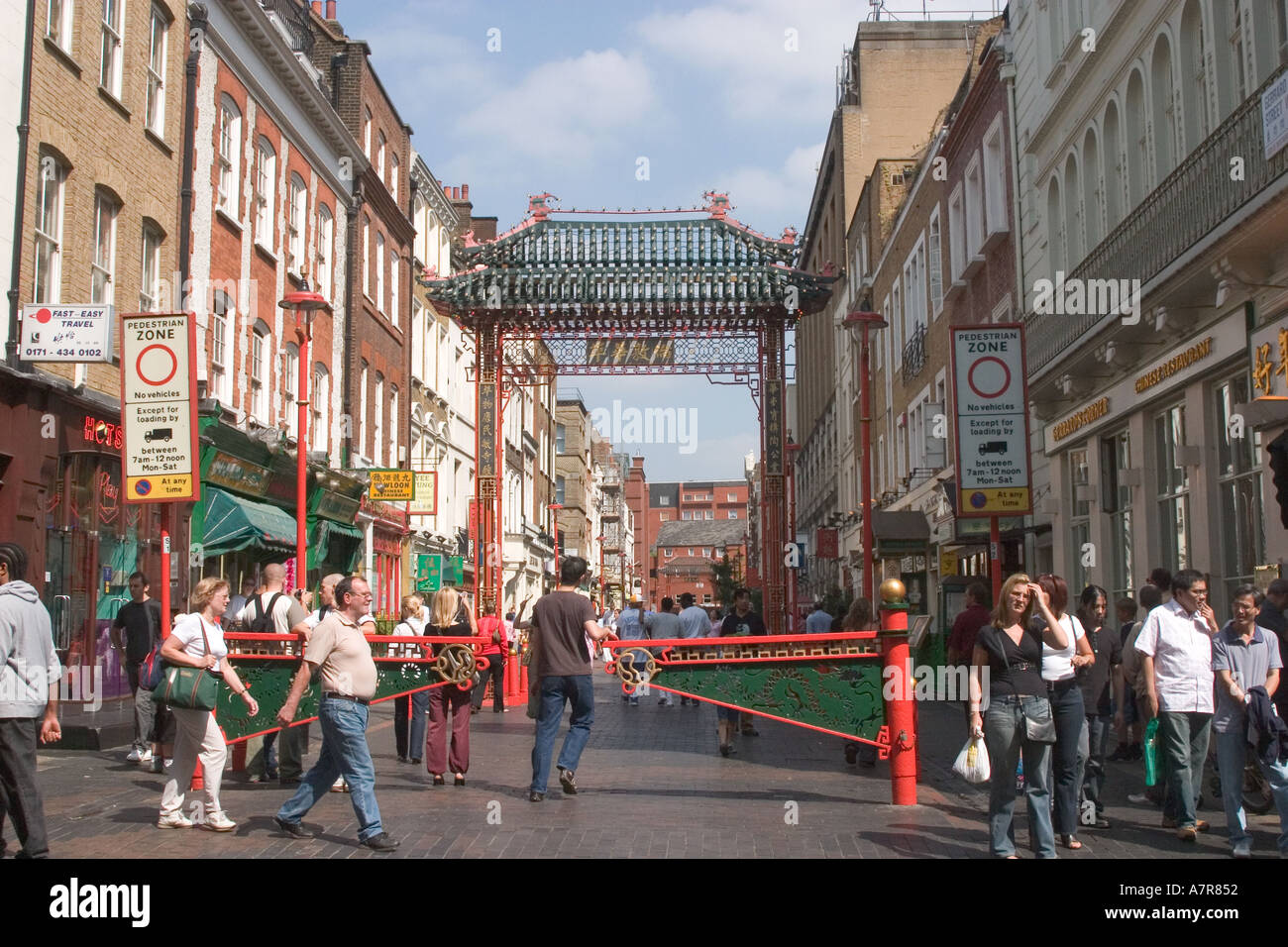 La rue Gerrard Street, à Chinatown Soho Londres Angleterre Royaume-Uni Royaume-Uni Royaume-Uni Banque D'Images