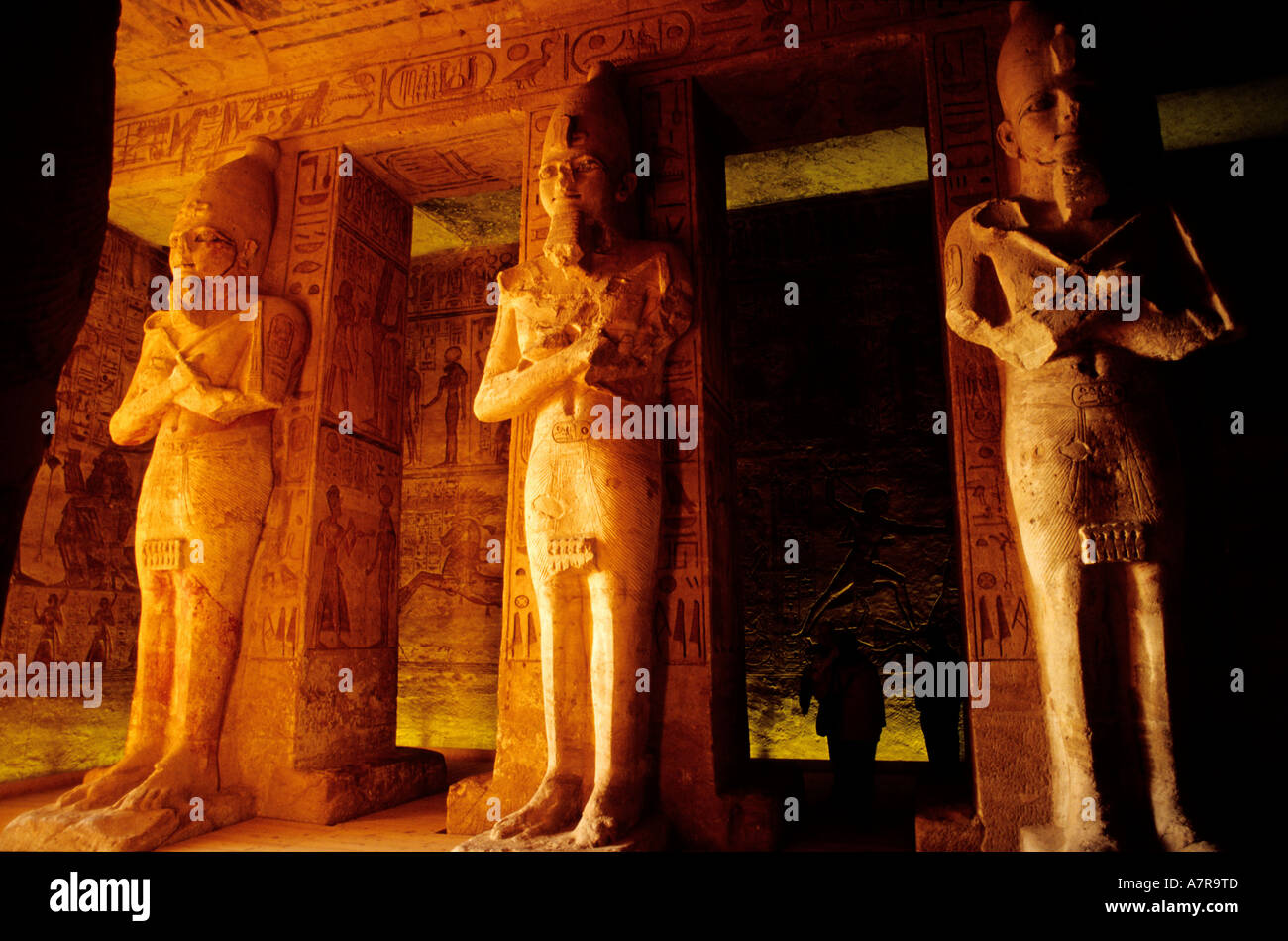 Égypte, vallée du Nil, Abou Simbel, le Grand Temple de Ramsès II, osiride piliers à l'effigie de Ramsès II soutenant le pronaos Banque D'Images