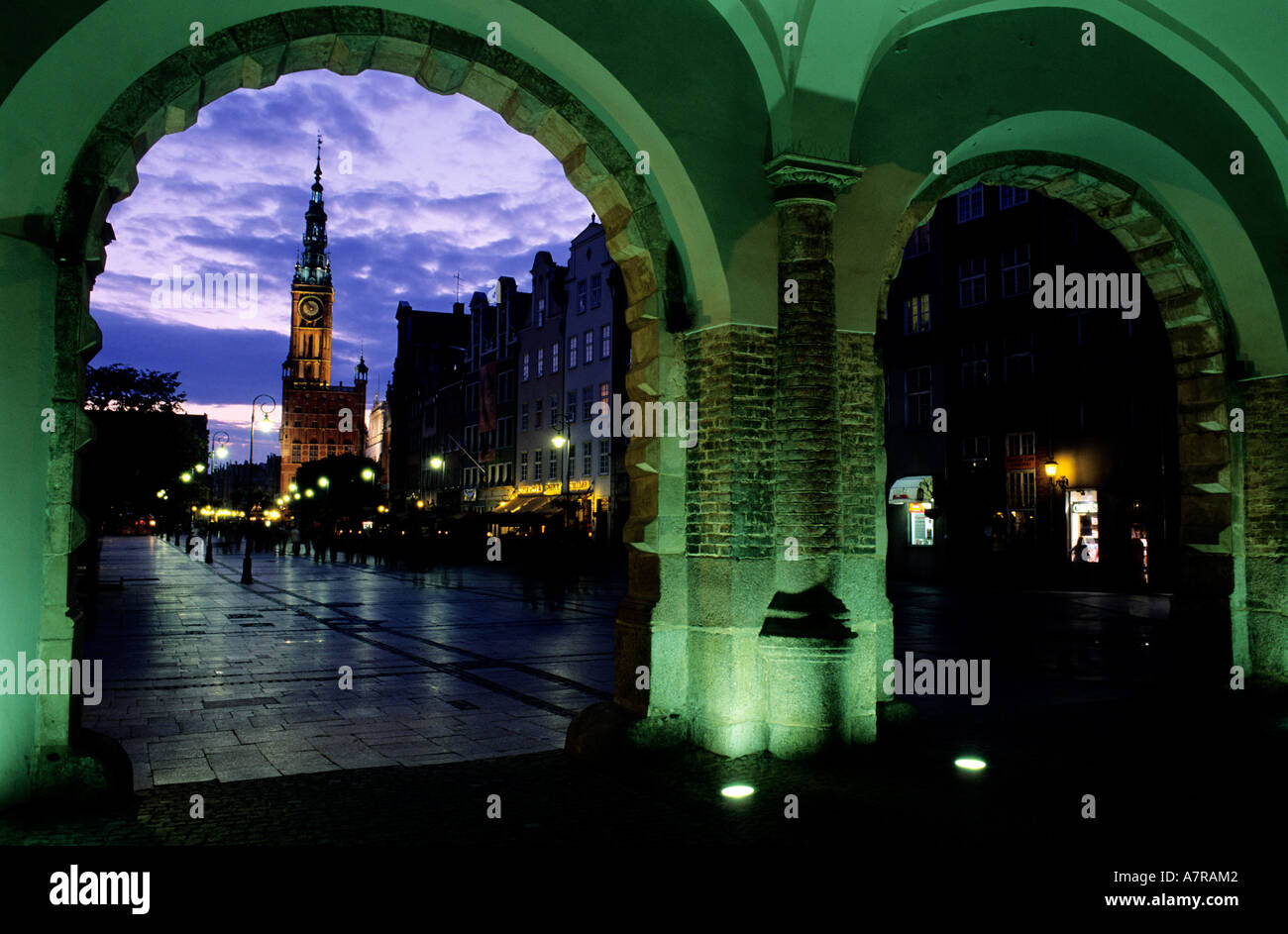 La Pologne, la Poméranie Orientale, Gdansk, le long marché, rue principale dans le quartier principal et l'hôtel de ville sous la porte verte Banque D'Images