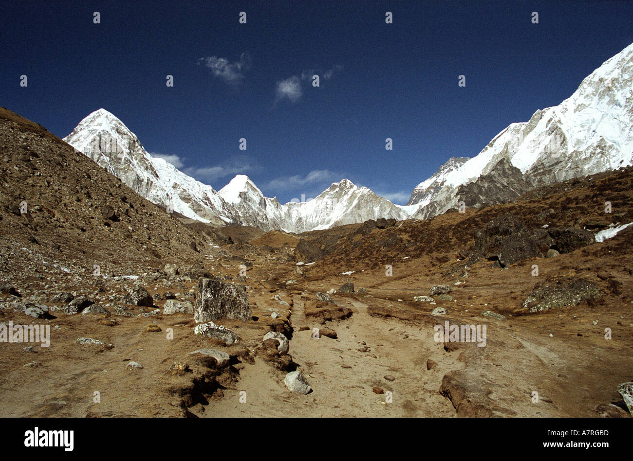 Pics enneigés forment une barrière à l'imposant mont Everest sur la déroute de Lobuche à Gorak Shep Banque D'Images