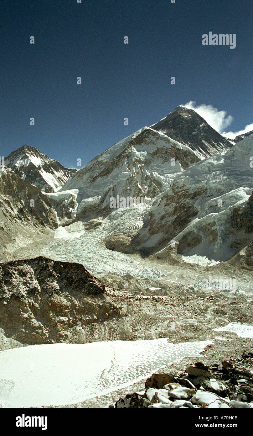 Le sommet du mont Everest avec ses propres nuages météo visible est vu de la montagne proche de pattar Kalar au Népal Banque D'Images