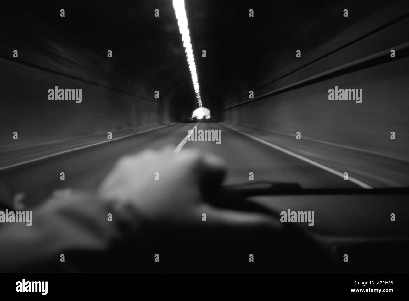 Vue à la première personne d'une personne conduisant une auto à travers un tunnel Banque D'Images
