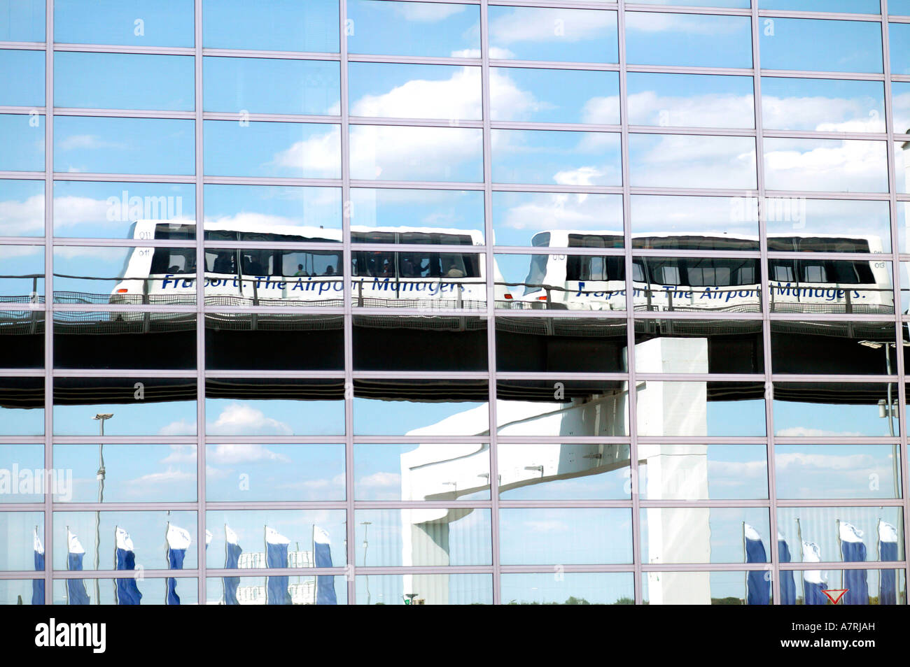 Reflet de pont sur la fenêtre en verre, Francfort, Allemagne Banque D'Images