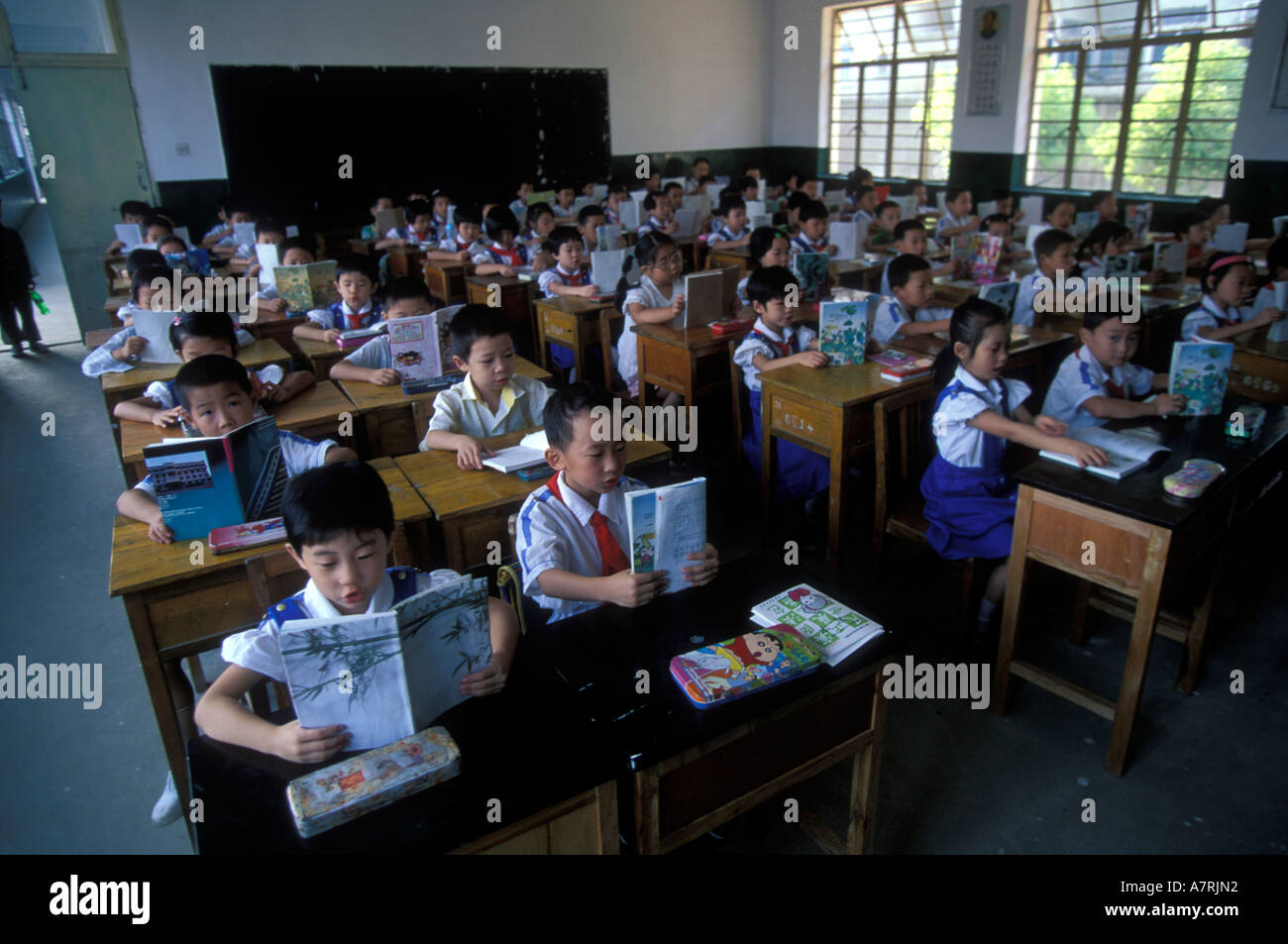 La Chine dans la province de Anhui Tongling de jeunes enfants s'asseoir en classe à l'école en ville le long du fleuve Yangtze Banque D'Images