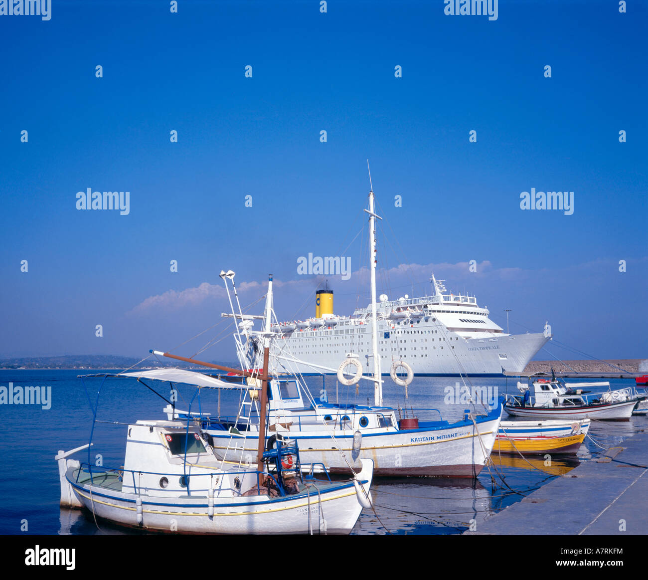 Bateau de croisière et bateaux à l'harbour, Katakolo, Pyrgos, Santorini, Grèce Banque D'Images