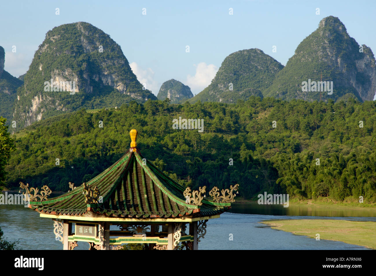 La Chine, Guangxi, Yangshuo County - un pavillon typiquement Chinois sur la rivière Li dans la soirée Banque D'Images
