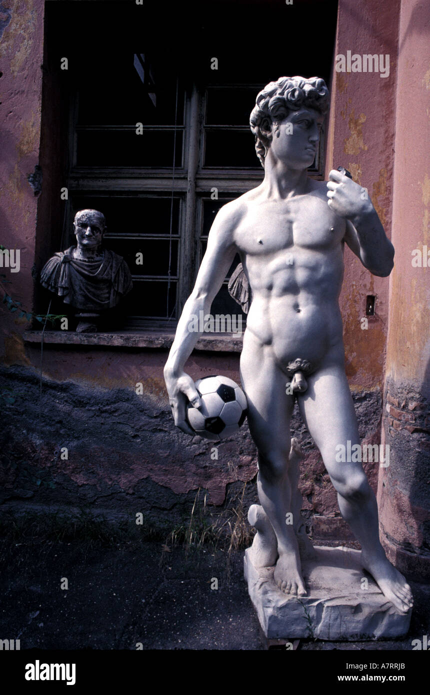 L'Italie, Lazio, Rome, Cinecittà, une statue de David de Michel-Ange Banque D'Images