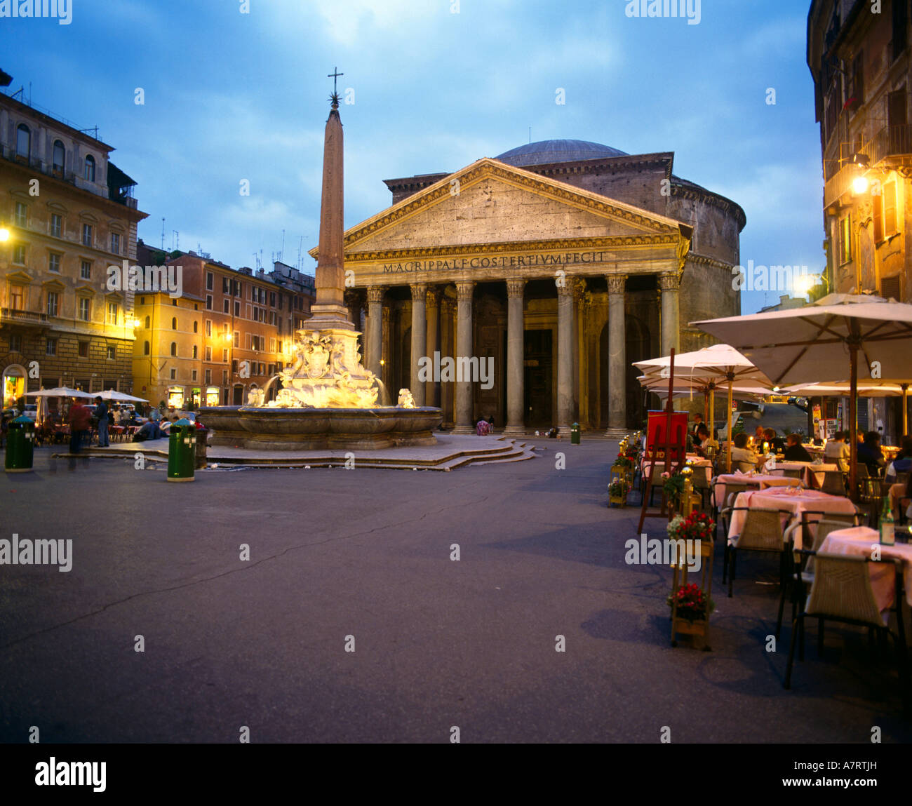 Obélisque allumée près de restaurant en ville carrés Pantheon Rome Italie Frise Banque D'Images
