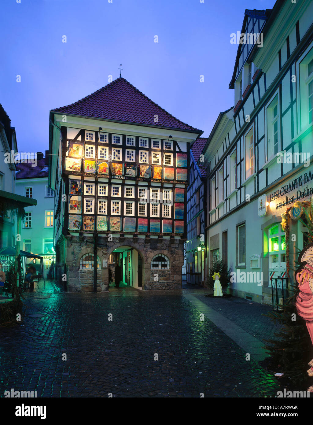 Maisons éclairées la nuit, Hattingen, Française, située, Allemagne Banque D'Images