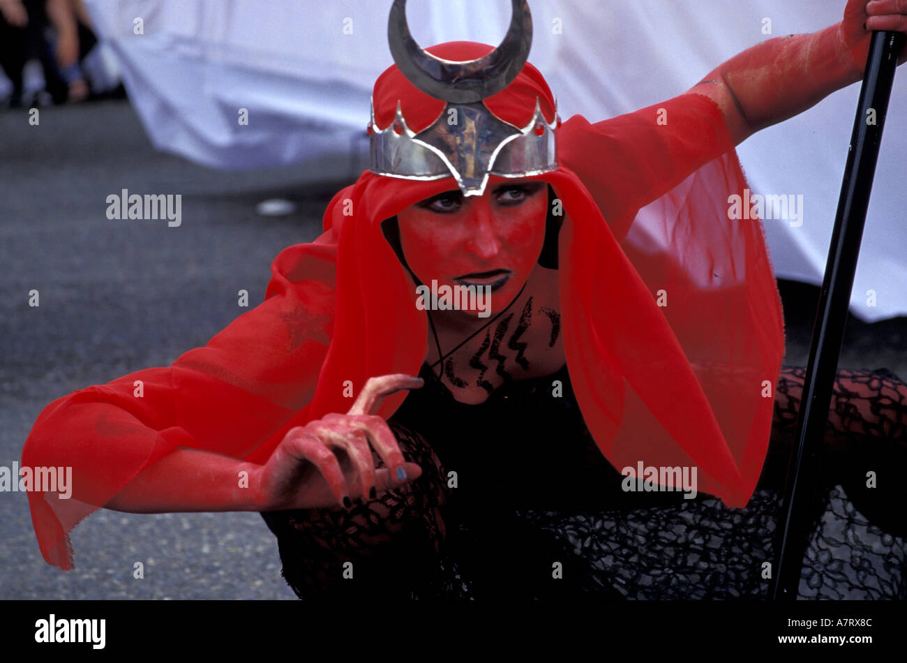 N.A., USA, Washington, Seattle. Femme devil in parade, Festival du solstice d'été annuel dans le quartier Fremont Banque D'Images