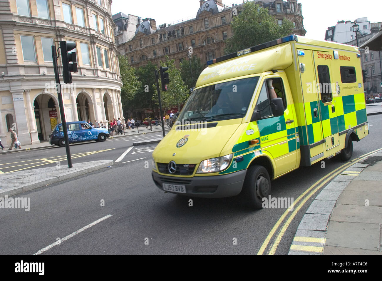 Sur l'appel d'ambulance à Trafalgar Square Londres GB UK Banque D'Images
