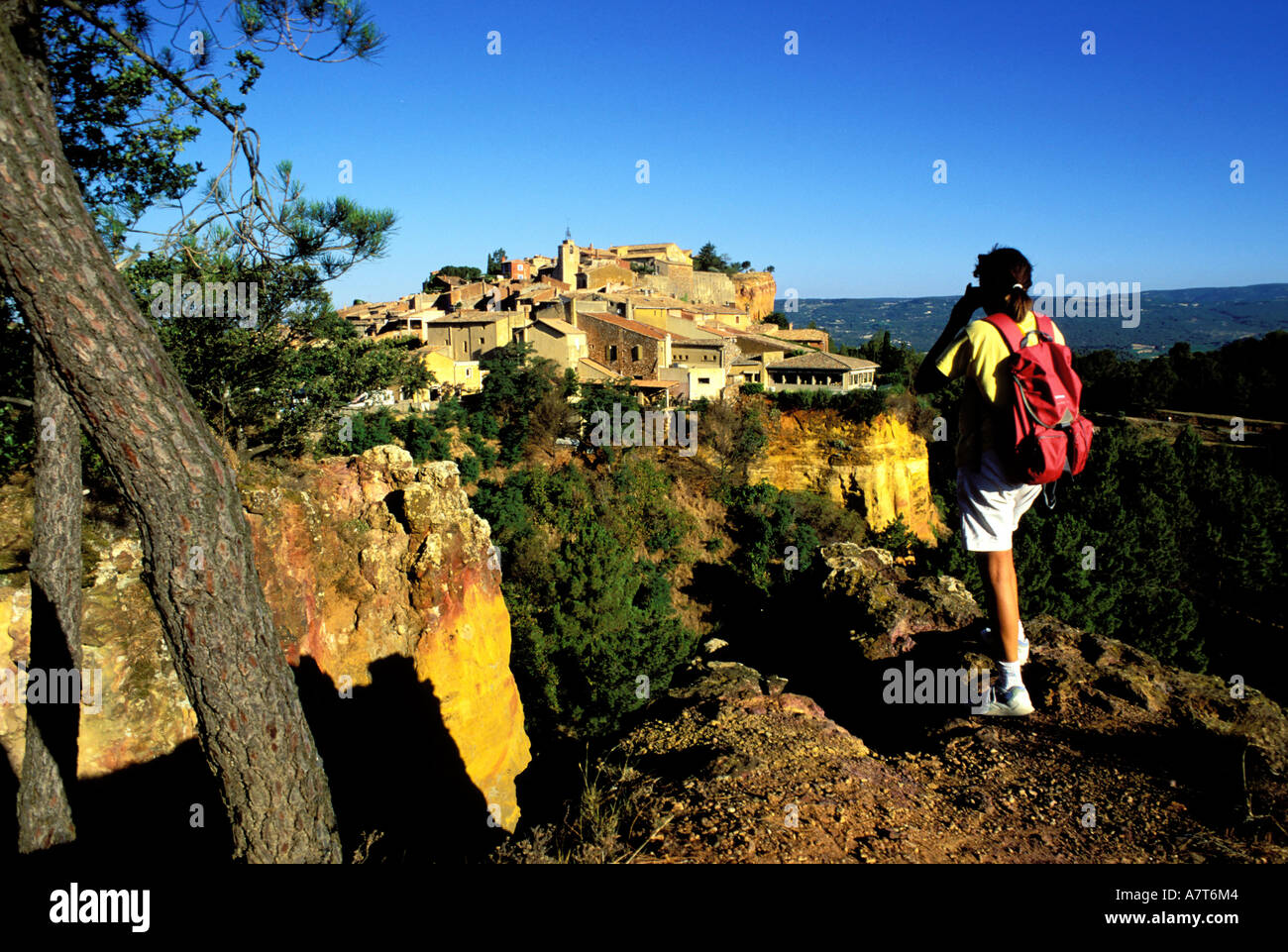 La France, Vaucluse, village de Roussillon dans le parc naturel régional du Luberon Banque D'Images