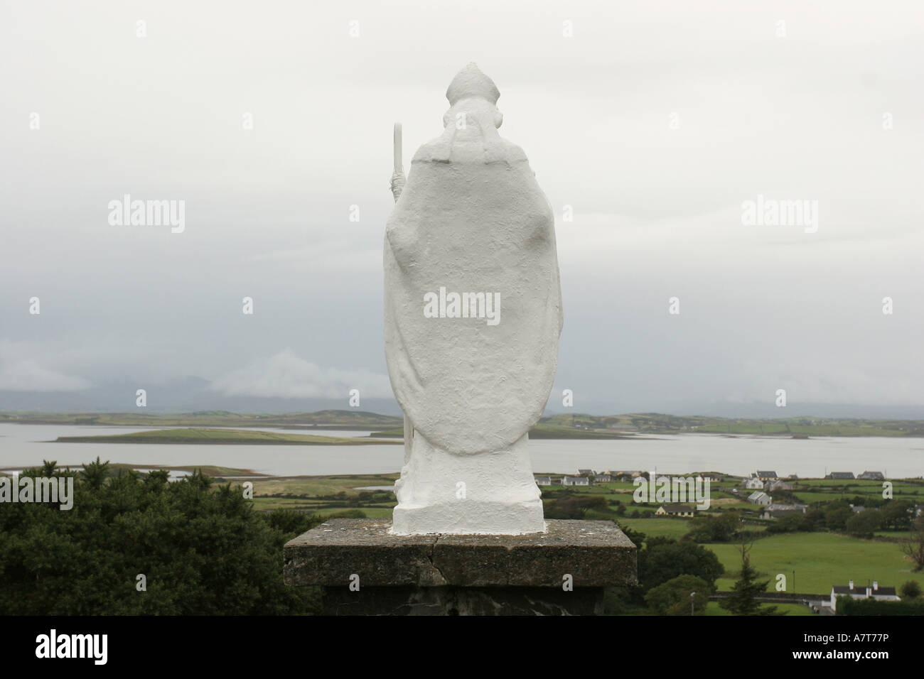 Statue de saint Patrick avec en arrière-plan, la baie de Clew Bay, Croagh Patrick, comté de Mayo, République d'Irlande Banque D'Images