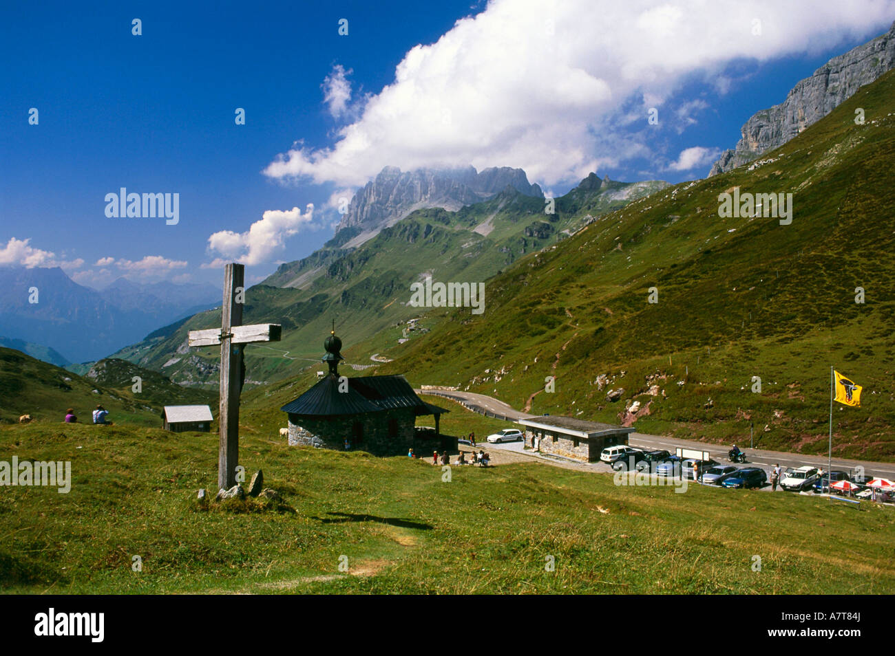 Crucifix sur paysage près de route de campagne suisse Banque D'Images
