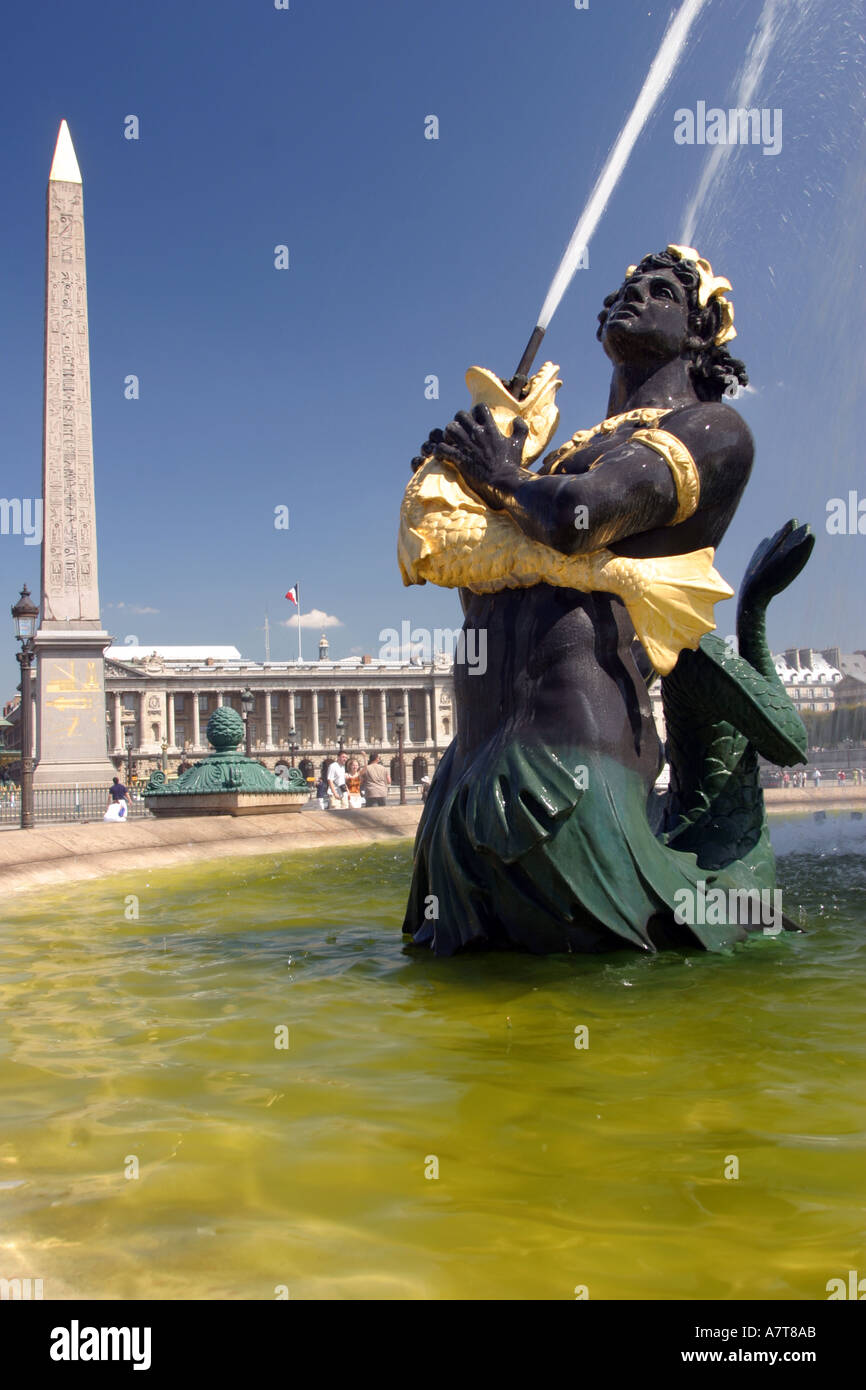Fontaine de la navigation maritime à la place de la concorde avec l'obélisque égyptien antique en arrière-plan,Paris,France Banque D'Images