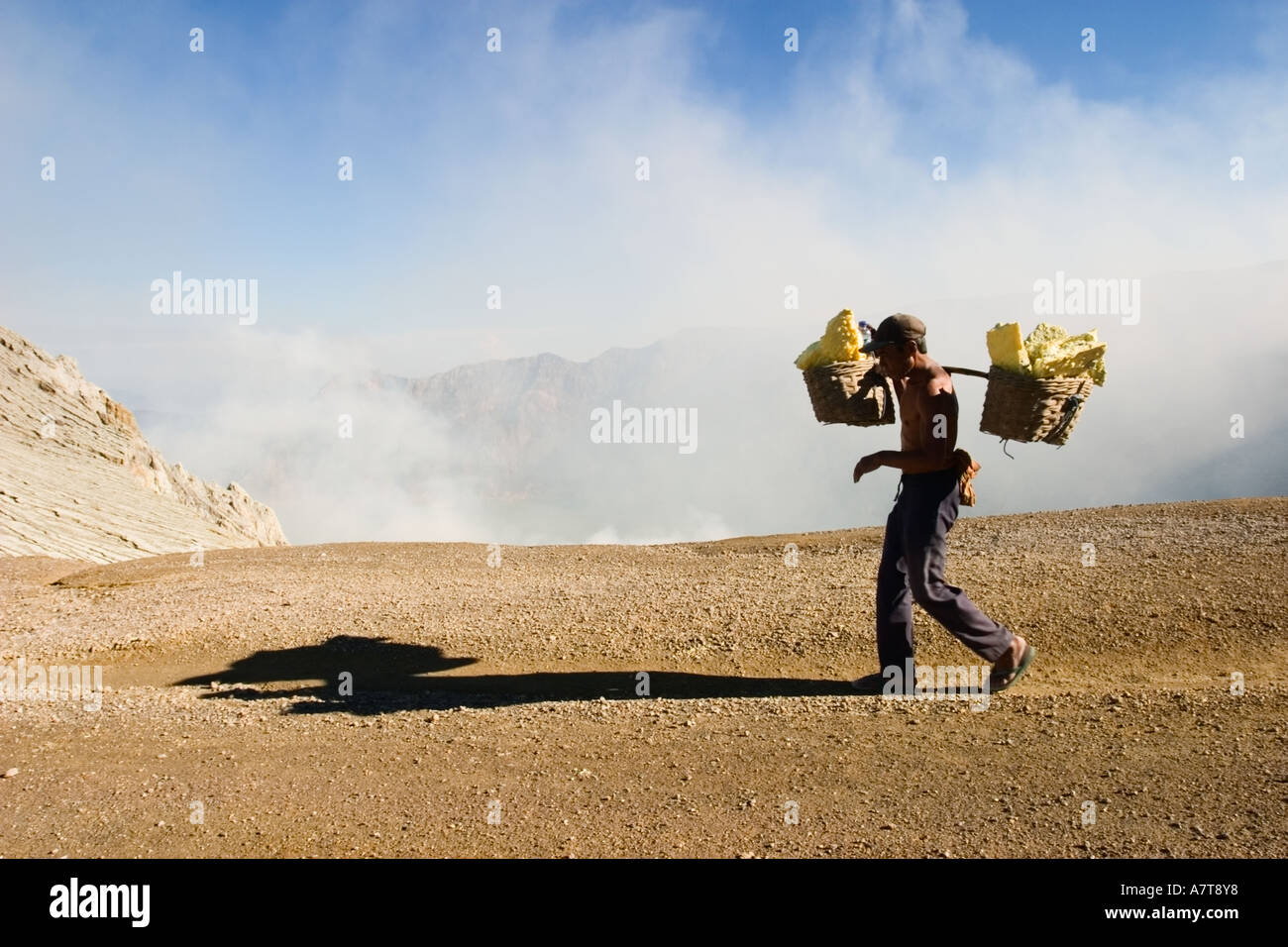 Homme portant le soufre du Kawah Ijen (Kawa Ijen volcano), Java, Indonésie Banque D'Images