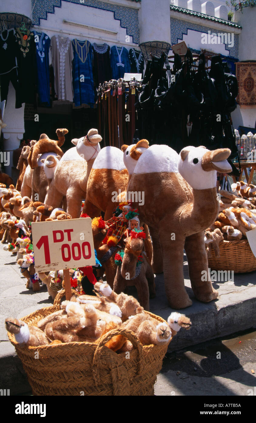 Les chameaux en peluche à vendre au marché de Nabeul Banque D'Images