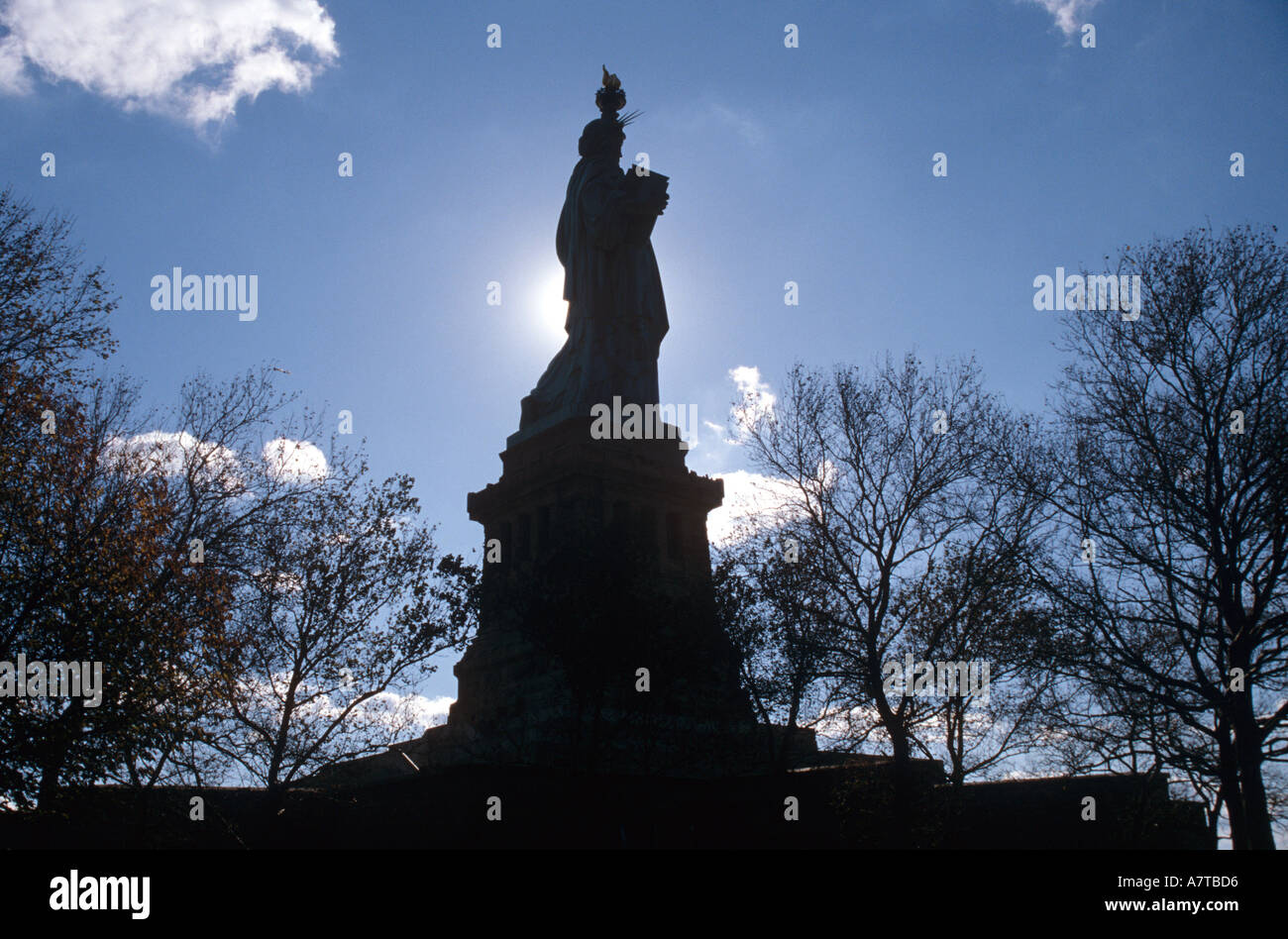 Silhouette de la Statue de la liberté Ellis Island New York United States of America Banque D'Images