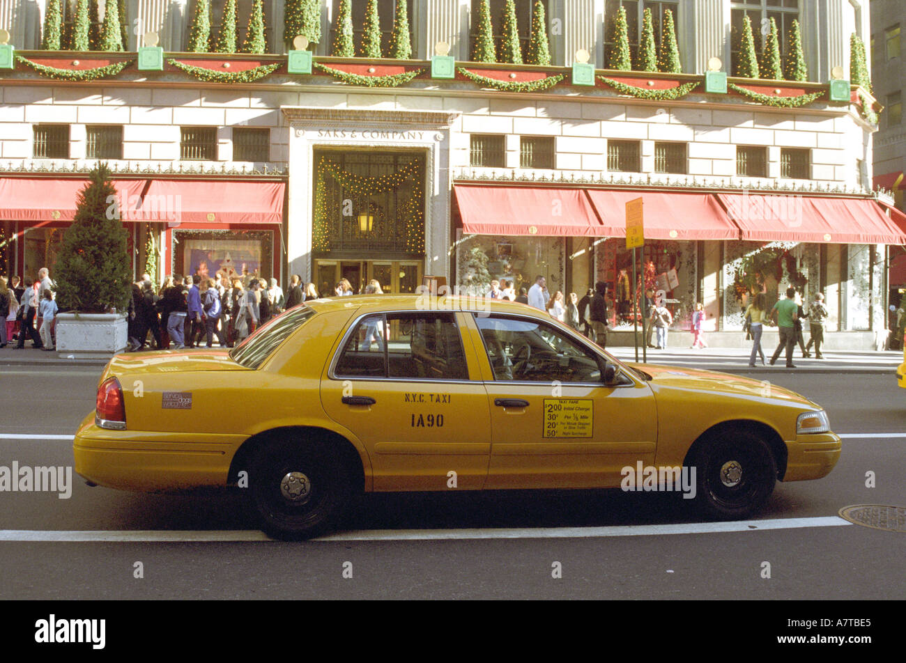 New York taxi jaune à l'extérieur de Saks Banque D'Images