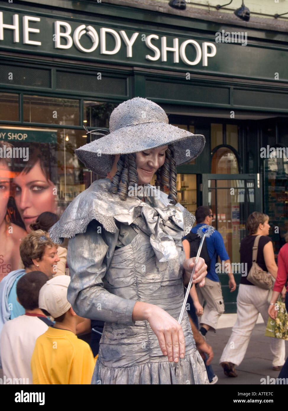 Femme de Silver Street performer artiste artistes peint, Covent Garden,  Londres, WC2, Angleterre, bonnet chapeau artiste mime Photo Stock - Alamy