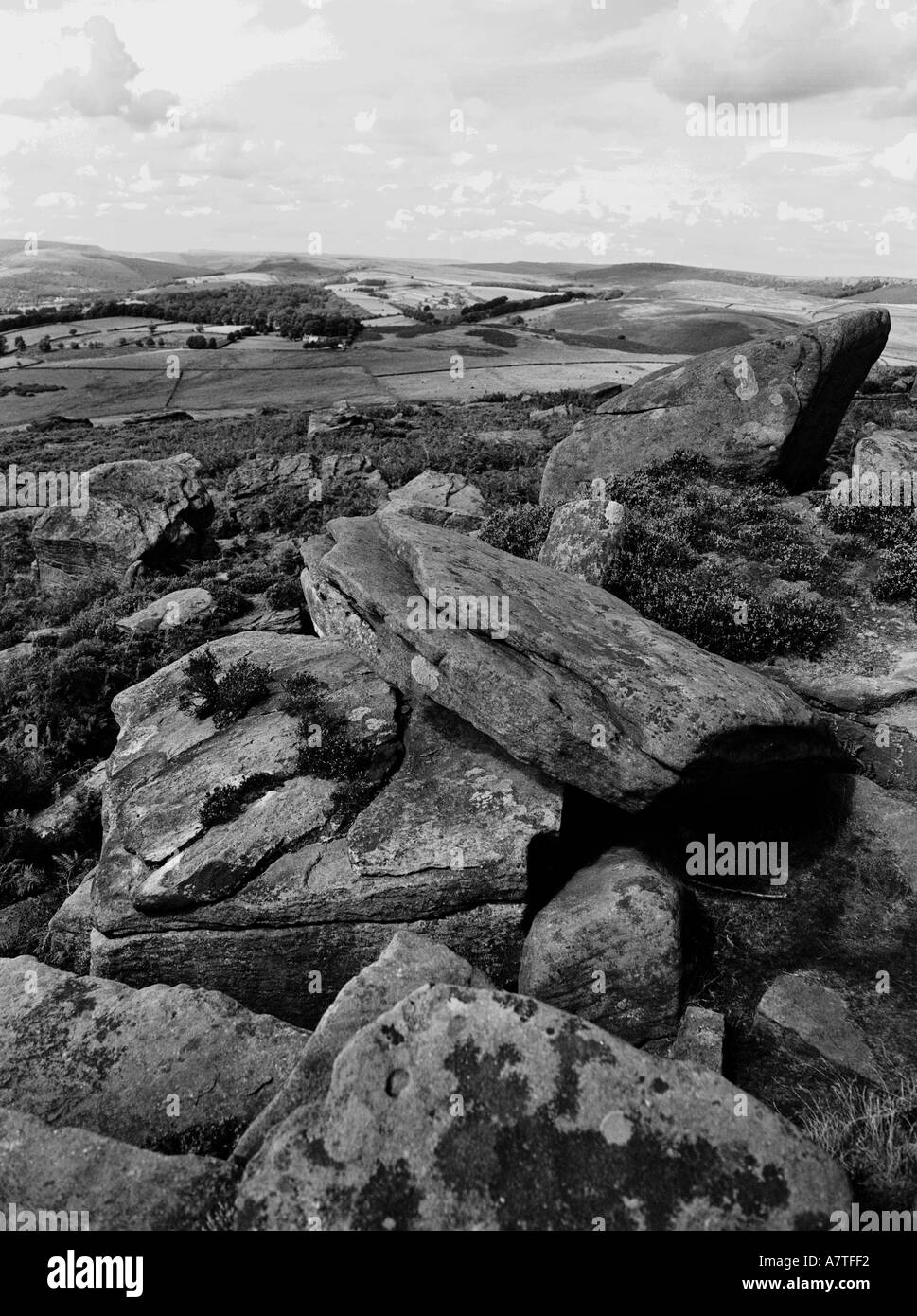 Du monochrome dans le Derbyshire peak district donnant sur les formations rocheuses de grès près de Sheffield Banque D'Images