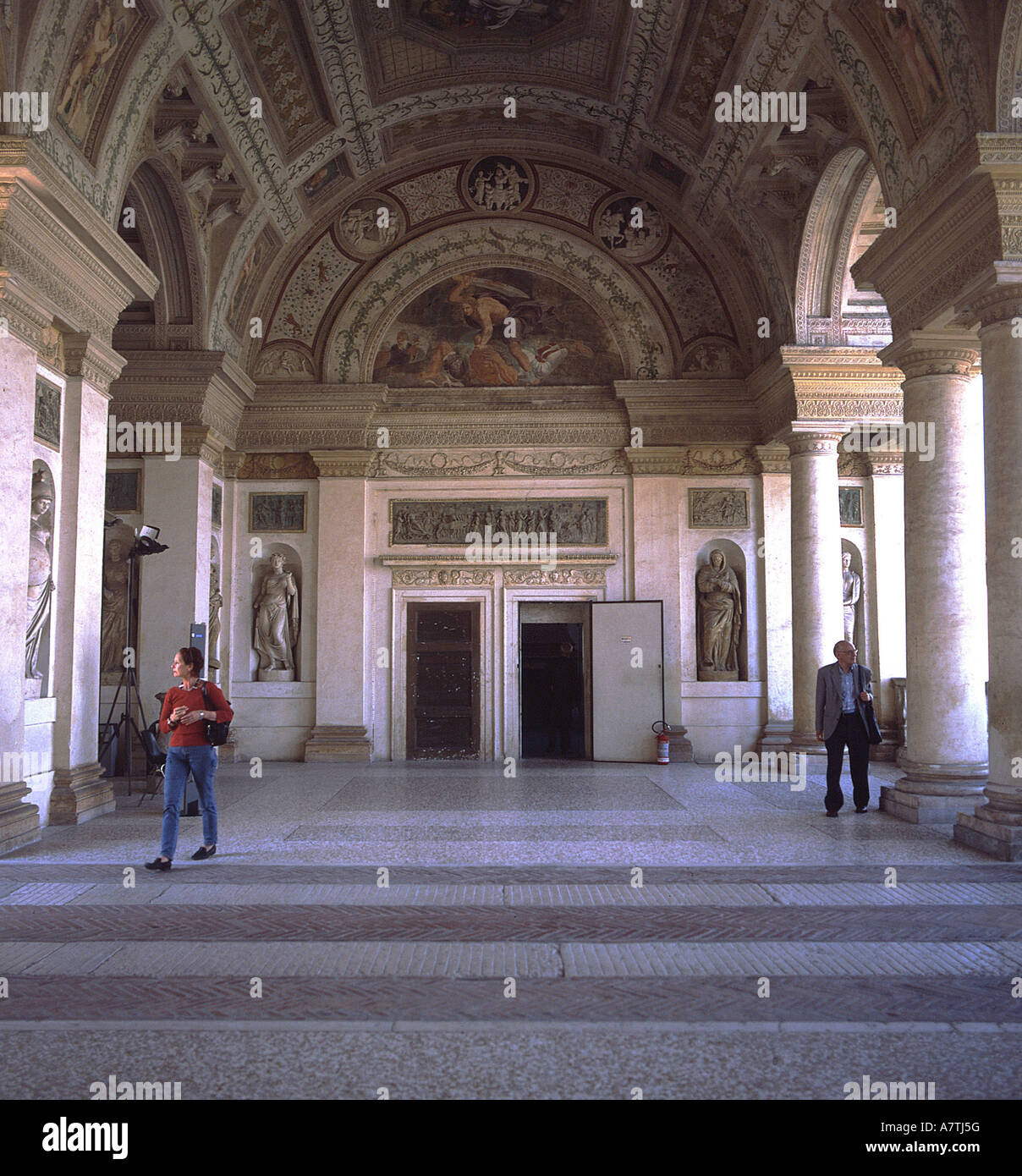 Deux touristes à l'intérieur museum Mantoue Italie Banque D'Images