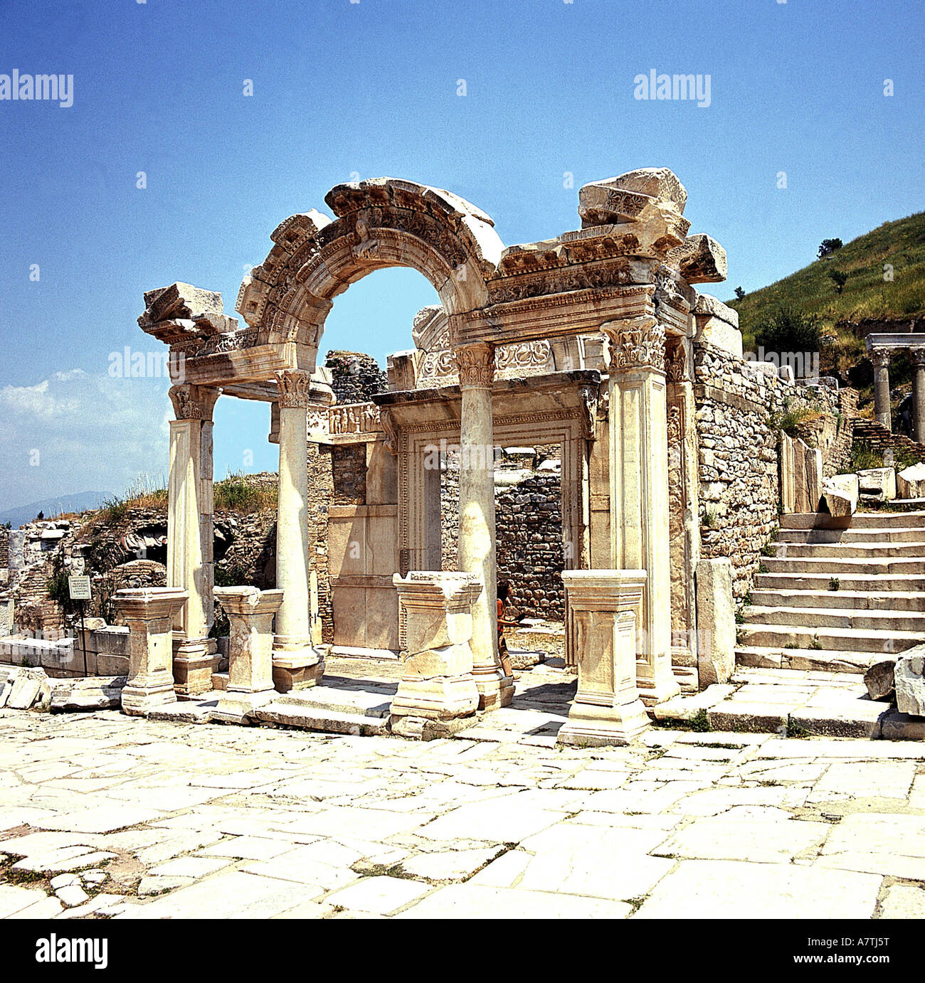 Ruines de l'ancien temple archway en plus d'escaliers, Éphèse, Turquie Banque D'Images
