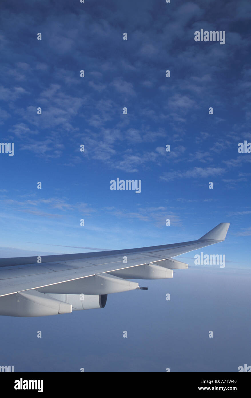 Quelque part au-dessus de l'océan Pacifique, aile d'Airbus A-340 Banque D'Images