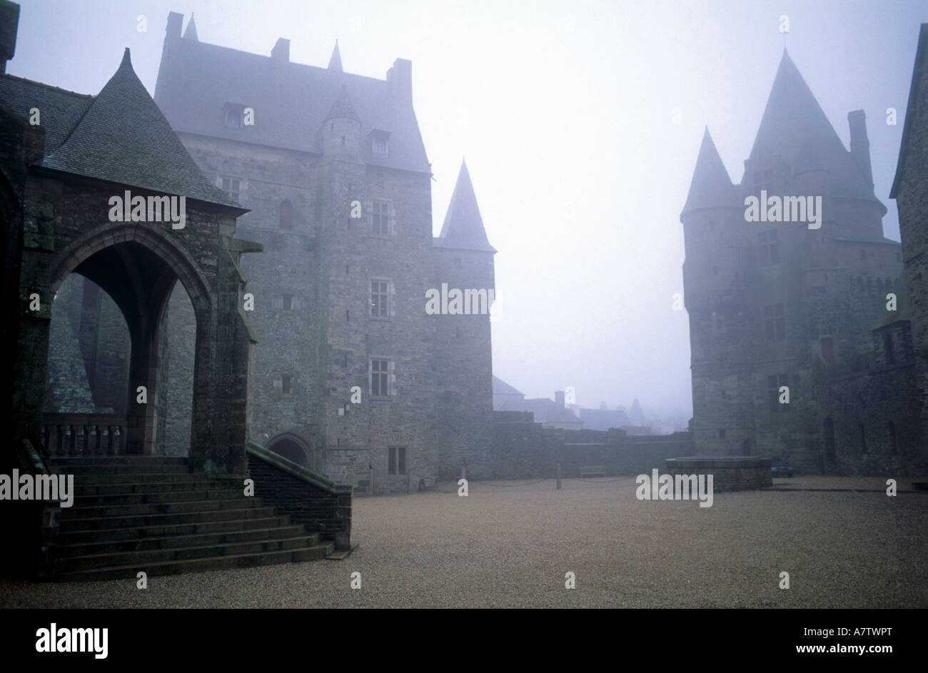 Château par temps brumeux, Bretagne, France Banque D'Images