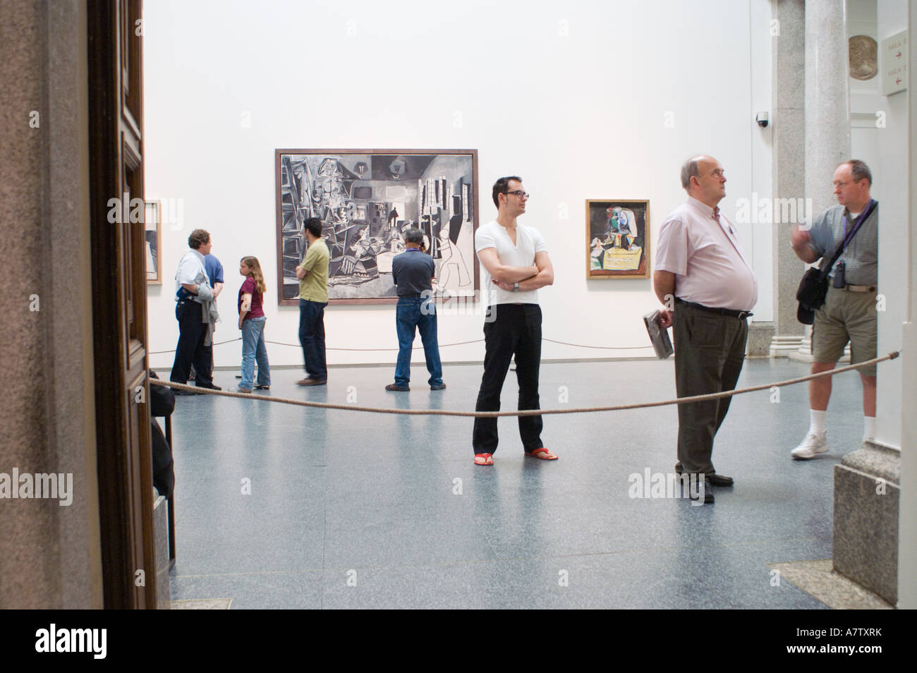 Les gens à l'intérieur e musée du Prado à Madrid en Espagne, en admirant la peinture de Pablo Picasso Banque D'Images