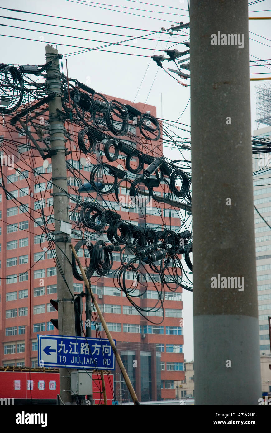 Les câbles téléphoniques électriques à Shanghai Banque D'Images