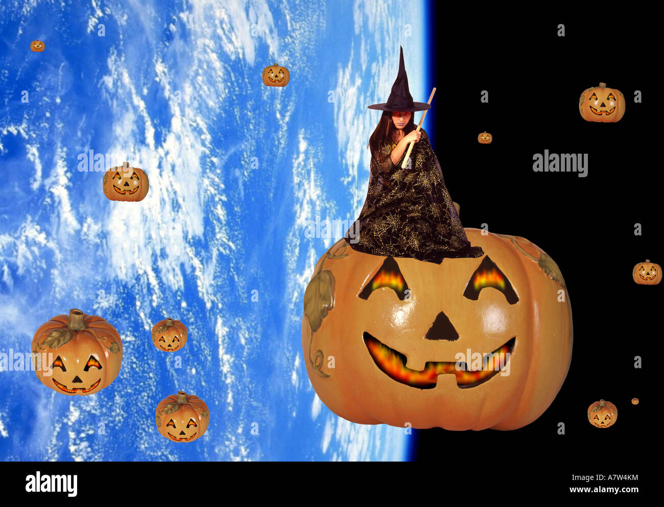 Citrouilles d'Halloween en orbite autour de la terre, jeune sorcière assis sur un Banque D'Images