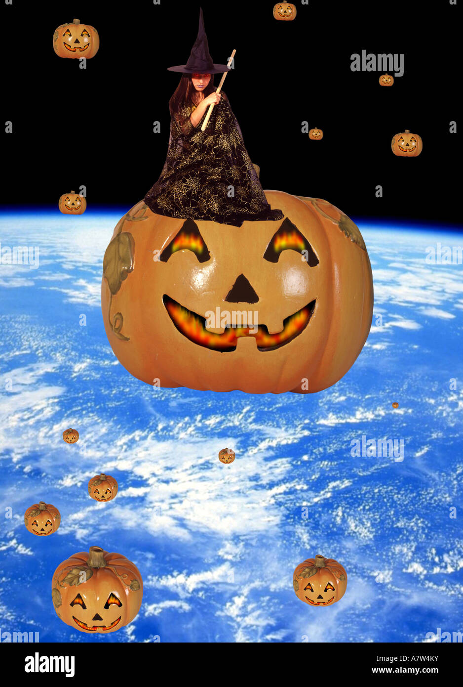 Citrouilles d'Halloween en orbite autour de la terre, jeune sorcière assis sur un Banque D'Images