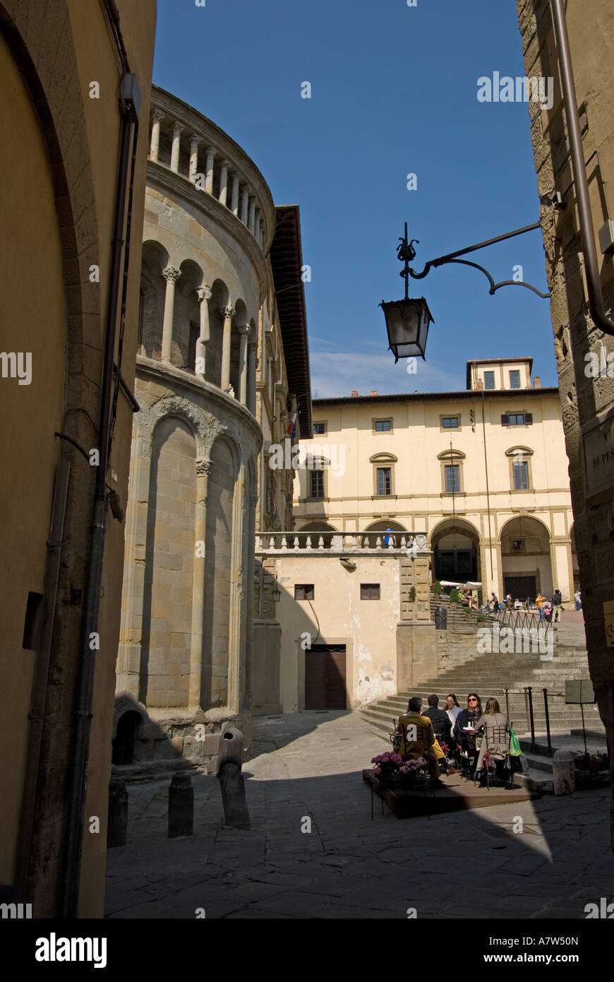 Arezzo, Toscane, Italie. Piazza Grande (place principale de la ville) Banque D'Images