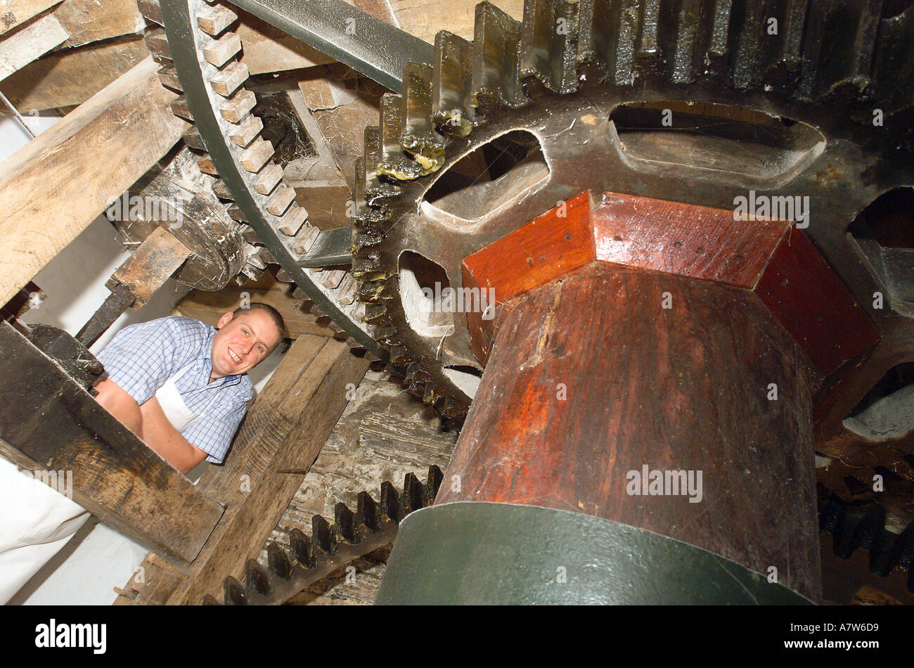 La mouture traditionnelle dans Bacheldre 200 yr old mill Montgomery Mid Wales HJ Banque D'Images