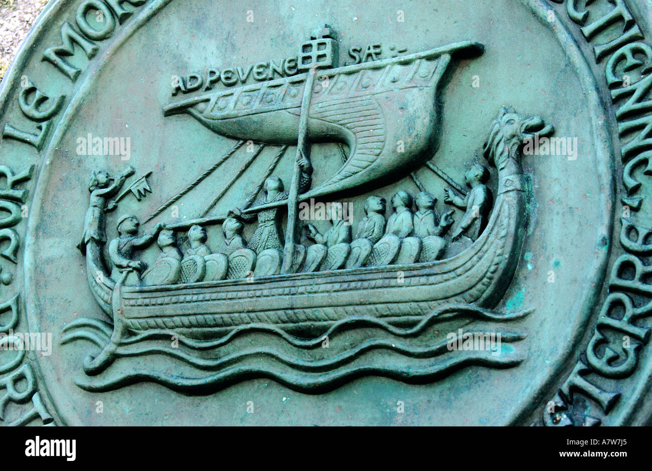 France, Manche, Cotentin, village de Barfleur, stèle représentant Guillaume le Conquérant' s bateau pour l'attaque de l'Angleterre Banque D'Images