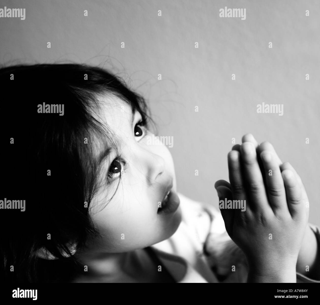 Enfant tenant mains en prière Banque D'Images