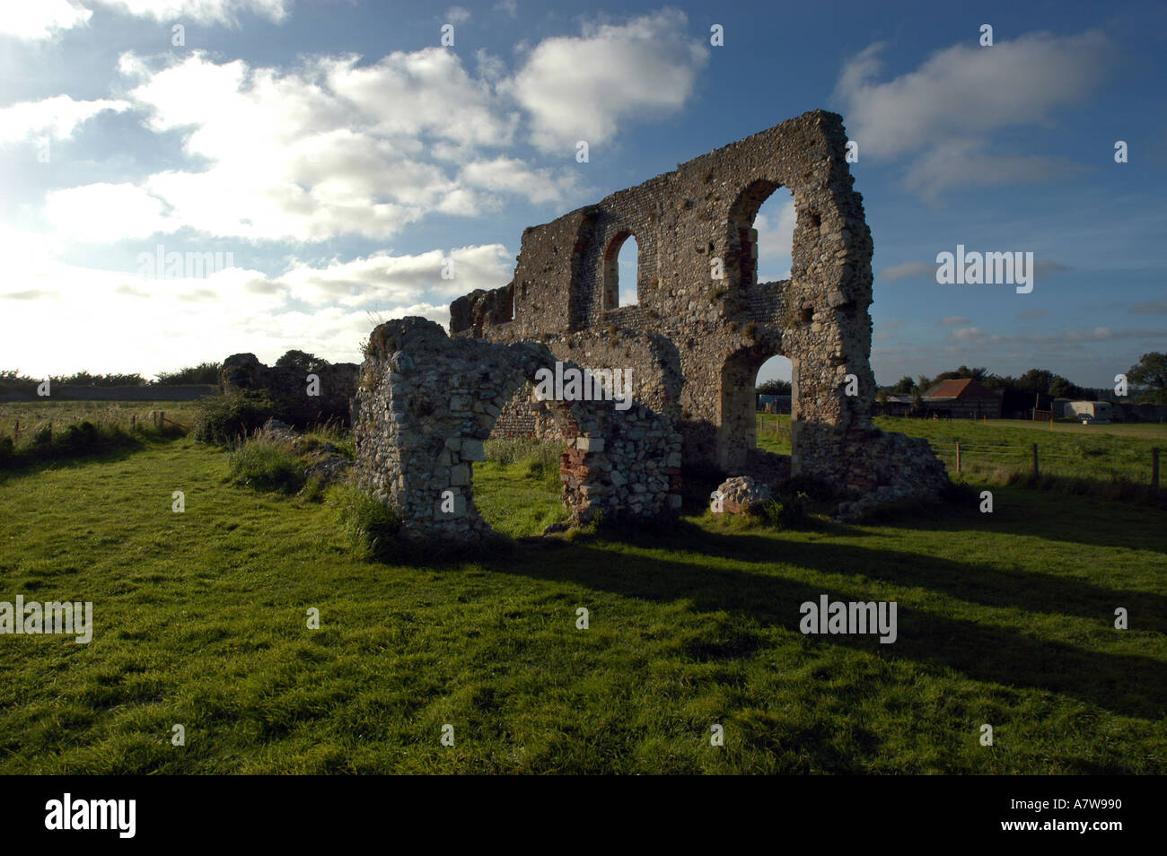 Dunwich sur la côte du Suffolk, Angleterre. Tout ce qui reste de Dunwich est une pierre tombale et les ruines du couvent franciscain de Greyfriars. Banque D'Images